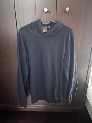Kashmirhoodie Oscar Jacobson - En mörkblå Kashmirhoodie från Oscar Jacobson, bra skick. Perfekt nu inför kallare tider. Hör av er för pris eller fler bilder!