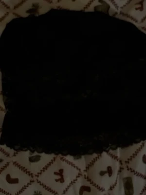 Svart spetsblus från SHEIN🖤 - Säljer en svart blus från SHEIN i storlek S. Blusen är gjord i genomskinlig spets med fina detaljer och har en croppad passform. Perfekt för dig som gillar trendiga och feminina toppar med lite edge.😊