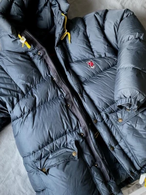 Fjällräven jacka  - Säljer en Fjällräven jacka eftersom den är dam och för liten. Den köptes på vestiair och har lite små hål men inget man tänker på annars är den fin.  Den passar dig som är runt 160. Priset kan diskuteras 