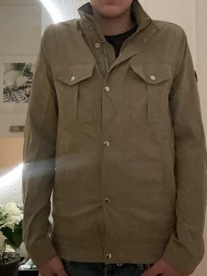 J.Lindeberg bailey poly field jacket - Snygg field jacka från J.Lindeberg i en snygg grön färg, skicket är mycket bra och den har endast använts ett fåtal gånger!  Jag på bilden är 180cm  Nypris: 3400kr  Mitt pris: 1499kr!! En riktigt snygg jacka till riktigt bra pris helt enkelt! Priset är något diskuterbart vid snabb affär!