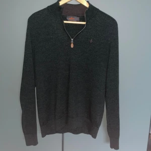 Morris halfzip - Merinoull halfzip frön Morris | Storlek L (passar S ev XS) | Super fint skick och riktigt snygg över en skjorta etc | Nyrpis: 1599 kr 