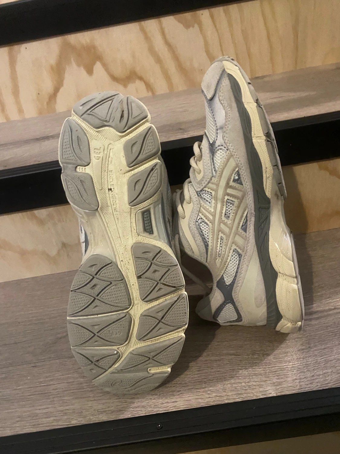 Beige och grå sneakers från Asics - 2