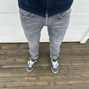 Dondup jeans grå george 31 - Säljer dessa riktigt schyssta dondup jeans i storlek 31. Dem är i grymt skick då dem använts fåtal gånger. Skriv vid fler frågor eller bilder 