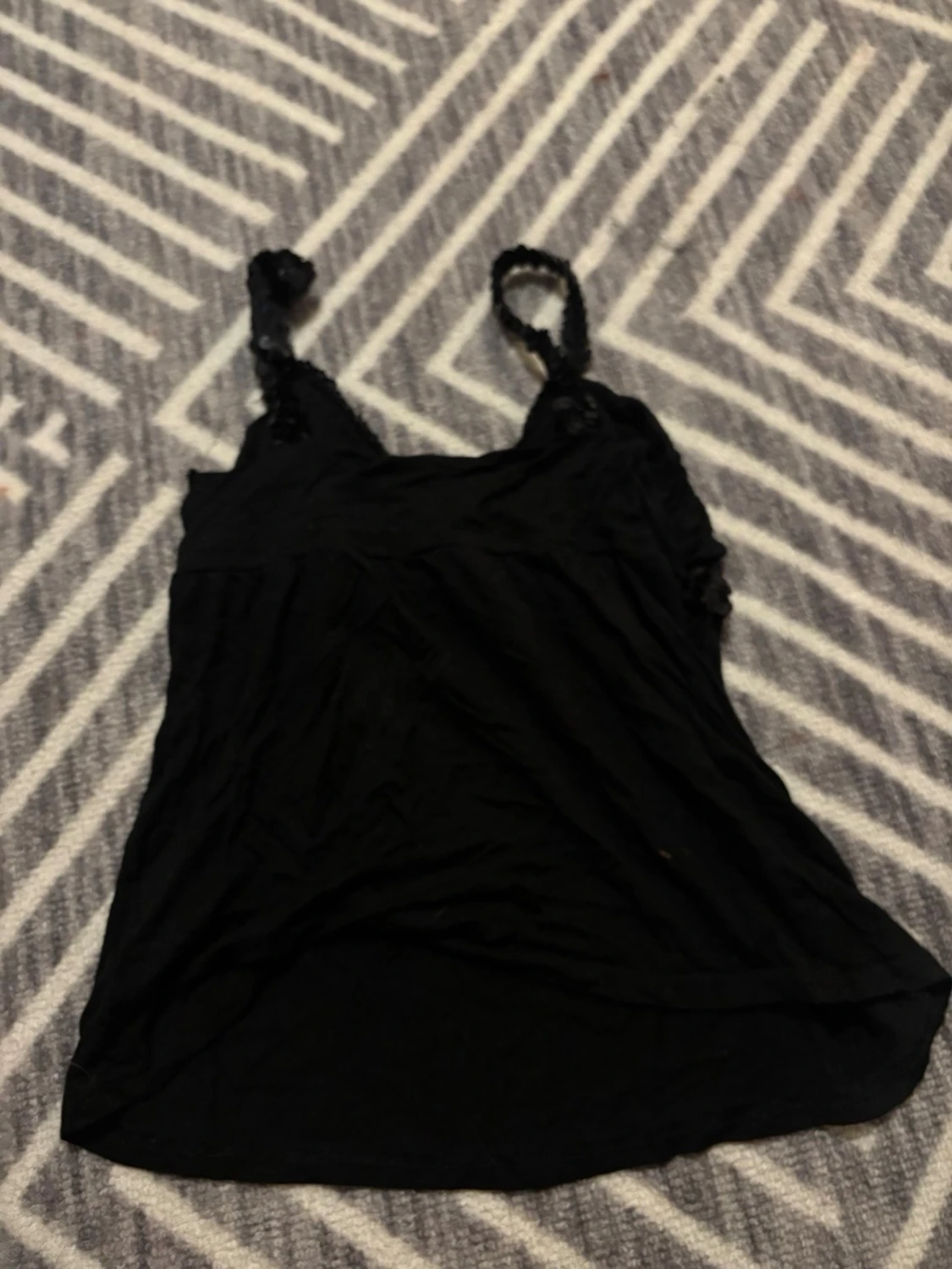 Svart linnetopp med paljettdetaljer - 1