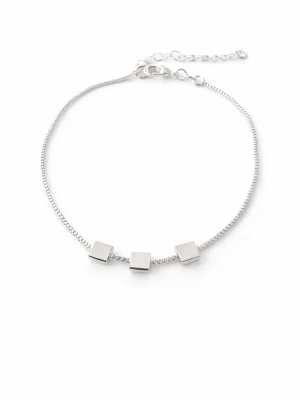 Silvrigt armband med kuber - Stilrent armband i silverfärgad metall med tre små fyrkantiga kuber som detaljer. Kedjan är tunn och har justerbar längd med karbinlås. Perfekt för dig som gillar minimalistisk och modern stil.
