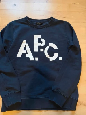 Mörkblå tröja från A.P.C. - Apc tröja, grymt skick och passar till allt. Strl S