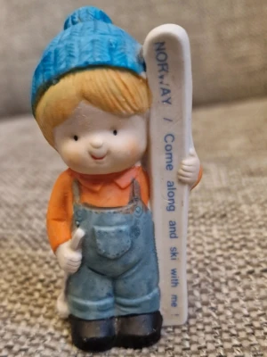 Skidåkare prydnadsfigur - W i norway är lite avskavt och lite av den blå färgen på mössan är avskavd (se bilder). Några andra skavanker har jag inte kunnat se. Ca 9 cm hög.