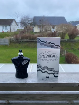 Herakles Eau de Toilette 100ml - Herakles Eau de Toilette från BN Parfums, 100 ml. Ingredienser: Alcohol Denat, Aqua, Parfum, Cinnamyl Alcohol, Cinnamal, Citral, Coumarin, Eugenol, Geraniol, Benzyl Benzoate, Citronellol, Farnesol, Limonene. Modern design som sticker ut.