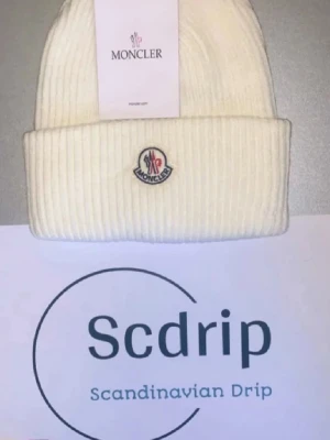 Moncler mössa Vit - Snygg vit moncler mössa, oanvänd