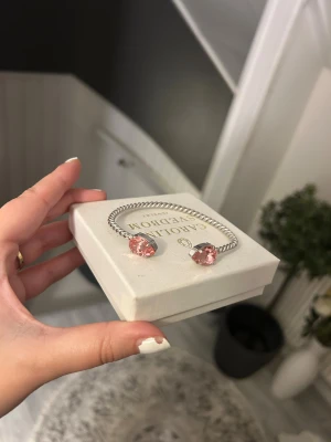 Mini Drop Bracelet Caroline Svedbom - Armband från Caroline Svedbom. Använt max 2 gånger då jag har bytt till guldsmycken. Kommer med original box. Färgen finns på bild 4💕