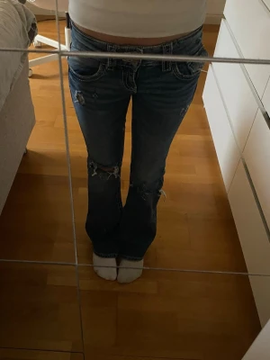 jeans med slitningar  - super snygga jeans från gina young i storlek 146 tall! det finns inga defekter, pris kan diskuteras 💕
