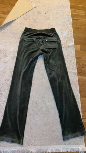 Mörkgröna juicy byxor  - Säljer ett par mörkgröna byxor från Juicy Couture. Skriv om ni vill ha fler bilder💓
