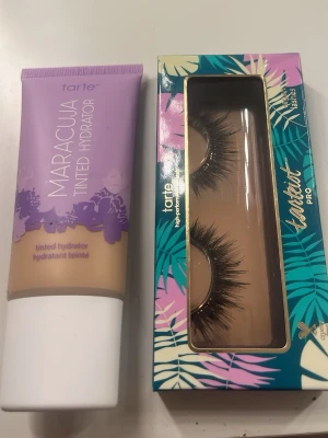 Tarte smink  - Säljer en tinted hydrator i färgen 20N light som är testad en gång på handen  och ett par lösfransar som är helt orörda, säljer dessa då jag inte använder lös fransar och den andra är fel färg för mig:)