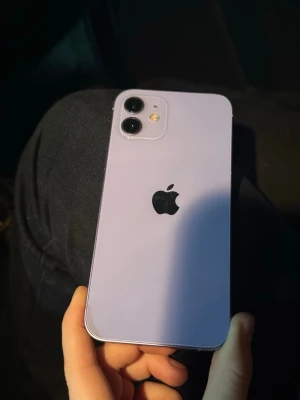 iPhone 12 - Snygg lila iPhone 12 med dubbla kameror och modern design. Lite små repig på skären men annars inge fel på den.