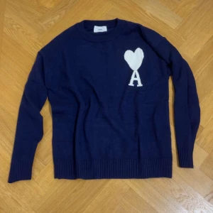 Navy Ami Paris sweater  - Navy Ami Paris med vit hjärtlogga och bokstaven A på bröstet. Klassisk rund halsringning, tröjan är i storlek S men passar M också. Priset kan diskuteras!