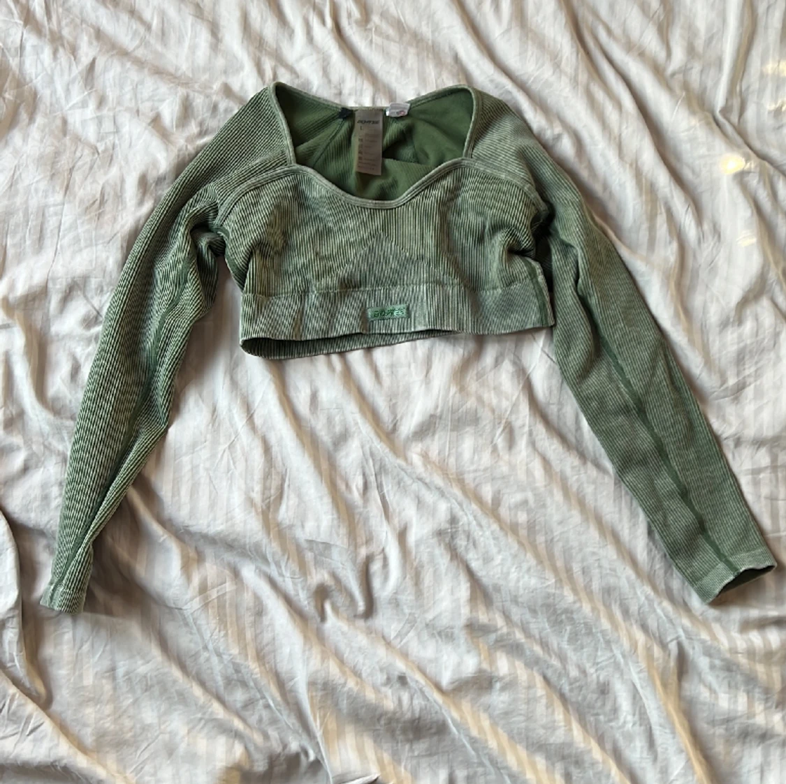 Olivgrön croppad topp från Bo+Tee