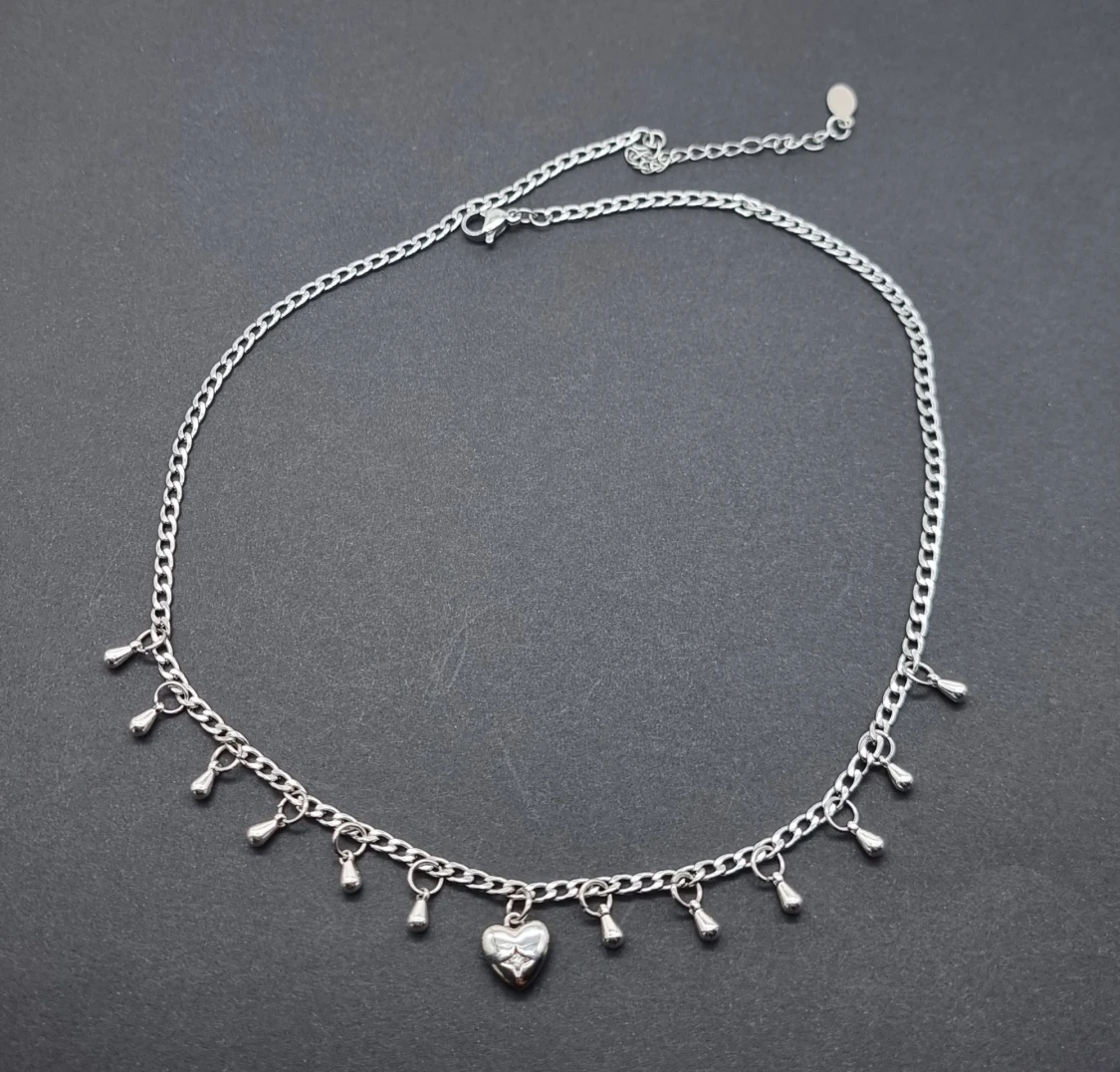 Stilfullt handgjort halsband med hjärta  - 1