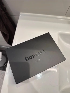 Tanrevel Pro Face Mist-enhet - Säljer en svart Tanrevel Pro face mist-enhet i elegant design med silvriga detaljer. Samt en Normal enhet. Kommer i originalförpackning med USB-laddare. Perfekt för att ge huden en fräsch och jämn glow med hjälp av mist-teknologi. Smidig att ta med och enkel att använda.