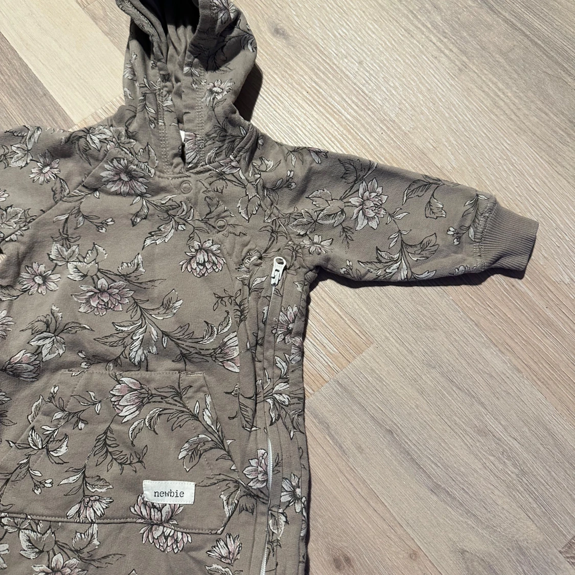 Blommig beige babyoverall från Newbie - 3
