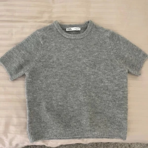 Stickad tröja - Superfin stickad tröja från zara , säljer för den aldrig kommer till användning för den är tyvärr lite kort för mig eftersom jag är 173