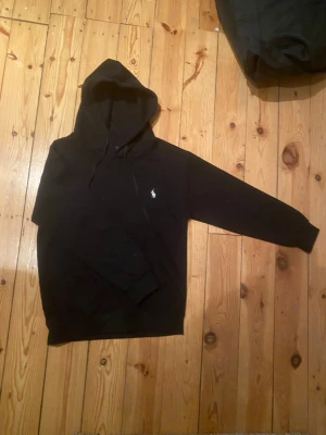 Svart Ralph lauren - Helt ny Ralph lauren tröja, oanvänd eftersom den är för liten.