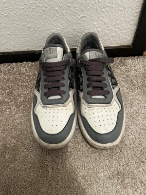 D skor - Använd ett flertal gånger men fortfarande okej skick. (STRL 43)