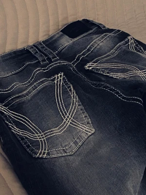 🩵Gina tricot 🤍bootcut 🩶jeans  - Gråa/vita jeans från Gina tricot i storlek 36🫶🏻har använt de två gånger 🫶🏻🫶🏻🫶🏻KAN DISKUTERA PRISSSSS!! 