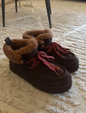 Bruna Cabin UGG boots med rosa snören - Säljer dessa ugg i modellen Cabin - så coola och unika. Tyvärr har jag aldrig haft någon användning av dem!! Fluffiga och bekväma!! Köpta i USA för 200$ + moms!! Passar 41/42 Använda en gång!! 🤍🤗