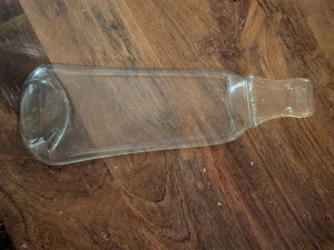 Återvunnen glasbricka - Stilren glasbricka av återvunnet glas! Perfekt för att ha som charkbricka eller inredning! 🩷