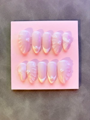 medium almond pink rosa naglar - Handgjorda press-on naglar gjorda med care! 💖 Återanvändbara, bekväma och perfekta för både vardag och fest. Sätt på på några minuter & känn dig extra fin ✨