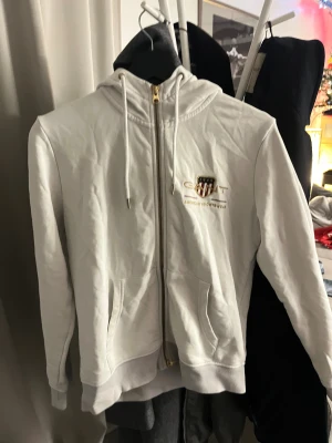 Gant zip hoodie  - Säljer denna gant zip hoodie. Den ser väldigt gammal och skrynklig ut men det är den inte har bara legat i en väska i ett tag, kasta in den i tvätten så ser den ut som ny! Skriv vid minsta bekymmer 