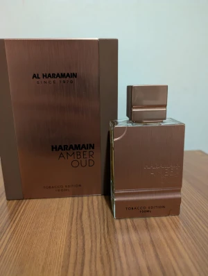 Amber Oud Tobacco Edition 100ml - Amber Oud Tobacco Edition från Al Haramain, 100ml. Snygg och modern design som sticker ut. Perfekt för dig som vill ha något unikt i parfymhyllan.