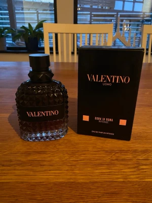Valentino Uomo Born In Roma Intense - Stilren och modern parfym från Valentino, Born In Roma Intense. Eau de Parfum Intense för honom. Volym: 100 ml. Helt ny och aldrig använd.