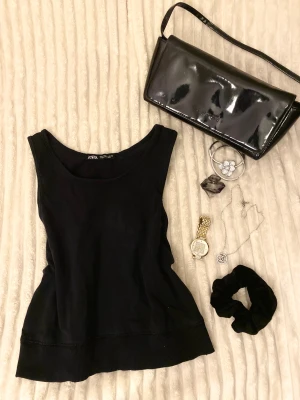  Svart Zara Linne !   - Svart Linne från Zara från deras limited edition triangel kollektion, bra tjock kvalité i bomull, tyvärr tog jag bort etiketten inne för den kliade mig. Den mellan kort så en perfekt bas plagg att ha under tjocka tröjor, kofta, kavaj! I love att den har en stor öppning  runt armarna, det gör att linnet sitter super skönt bättre än andra tjocka linnen. Den passar alla kroppar från XS-L! 🤍⭐️⭐️