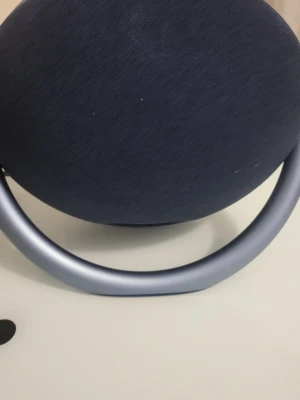 Harman/Kardon Onyx Studio - Stilren och kraftfull Bluetooth-högtalare från Harman/Kardon. Onyx Studio-modellen levererar fylligt ljud och har en ikonisk rund design med bärhandtag. Produkten ser ut att vara i gott skick med minimalt slitage. Perfekt för både hemmet och resan.