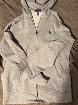 Ralph Lauren zip hoodie - En snygg grå zip Hoodie i barnstorleken XL. 