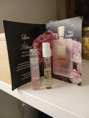 Två testers Kilian "dont be shy" samt "Valentino Born in Roma" - Två testers,perfekt att ta med sig i farten, båda är använda men mycket kvar i🌸✨️ för dig som älskar eleganta dofter 👌 Valentino born in roma och Kilian Dont be sky 