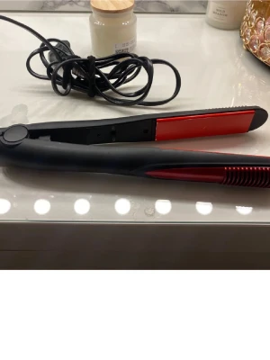 Plattång - En plattång med röda keramiska plattor, funkar helt felfritt är lite sliten 