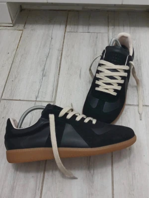 Maison margiela gats skor till salu! - Beskrivning  👟 Maison Martin Margiela Gats Skor ⚫  - Mycket bra skick🏷️  - Storlek 42📍  - Innersulans längd 27 cm 📐📏  - Leverans idag eller imorgon 📅 (beroende på tid)  🥇  🤔 Har du några frågor? 🤔 ⬇️ ✉️ Skicka ett PM ✉️