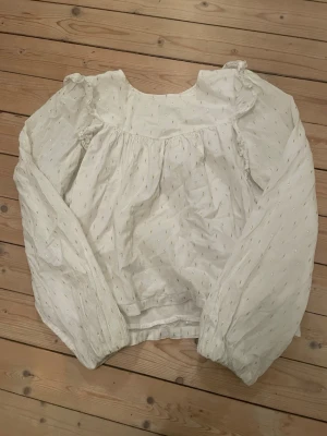 Vit blus - Jättefin vit blus med små guld prickar. I storlek 158/164 men sitter som XS❤️