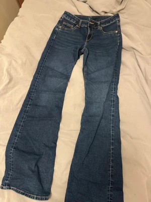Lågmidjade jeans  - Säljer lågmidjade bootcut jeans från hm