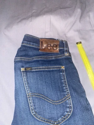 Blå Lee jeans W28 L32 - Snygga blå Lee jeans som är bara använda 1 gång och ska säljas eftersom de var för skinny. Inga skador eller fläckar, dom är som sagt nästan helt nya. Priset kan diskuteras lite.