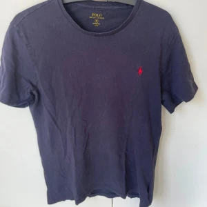 Ralph Lauren t-shirt storlek M - Säljer denna snygga t-shirt då den är för liten för mig. Storleken är M men skulle säga att den även passar S.