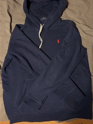 Ralph Lauren Hoodie  - En sjukt snygg marin blå hoodie som är i fint skick. Perfekt till skolan. Storleken är M och modellen är 185.