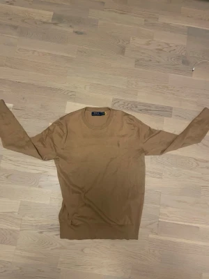 Beige crewneck tröja Ralph Lauren - Beige stickad tröja från Ralph Lauren. Äkta såklart. 