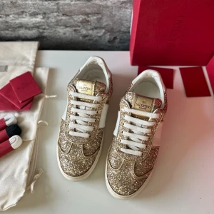 Valentino Flycrew skor - Mycket bra skick, som nya! Limited edition så går inte att köpa nya längre! Nypris ca 8000kr. Storlek 35 .  Skolåda och skopåse medföljer. Självklart äkta - kolla bara recensionerna! Skriv för mer information🤝