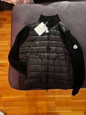 Svart pufferjacka - Säljer denna