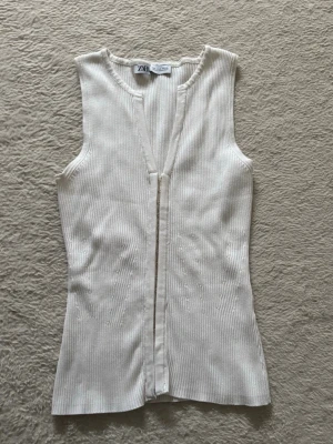 Vit ribbad linnetopp från Zara - Säljer denna eftertraktade Zara toppen som ar i jättefint skick och knappt använd☺️ skriv privat vid frågor