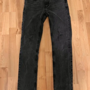 Svarta jeans från 157, Slim fit - Svarta jeans från 157 och är använda ett par gånger. Byxen har bara en defekt som du ser vid slide 4. Passar dig som gillar en enkel och stilren stil. Byxorna har nu ett hål på baksidan.