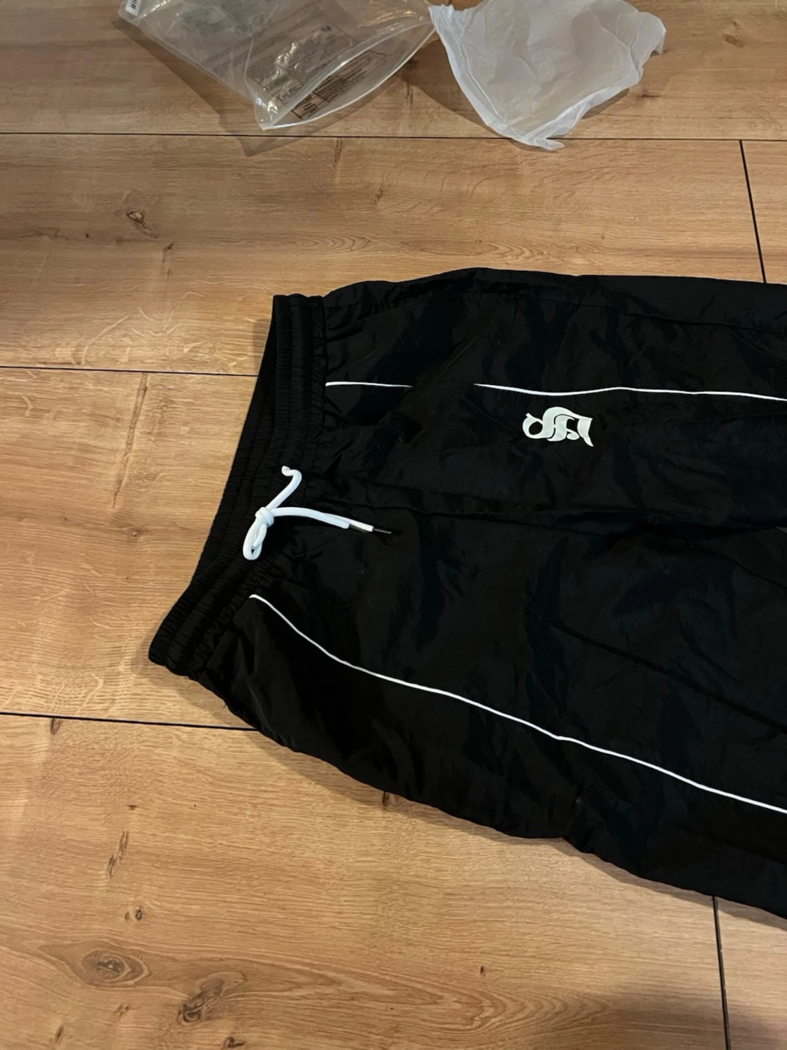 Svarta täckbyxor med vita detaljer - 3